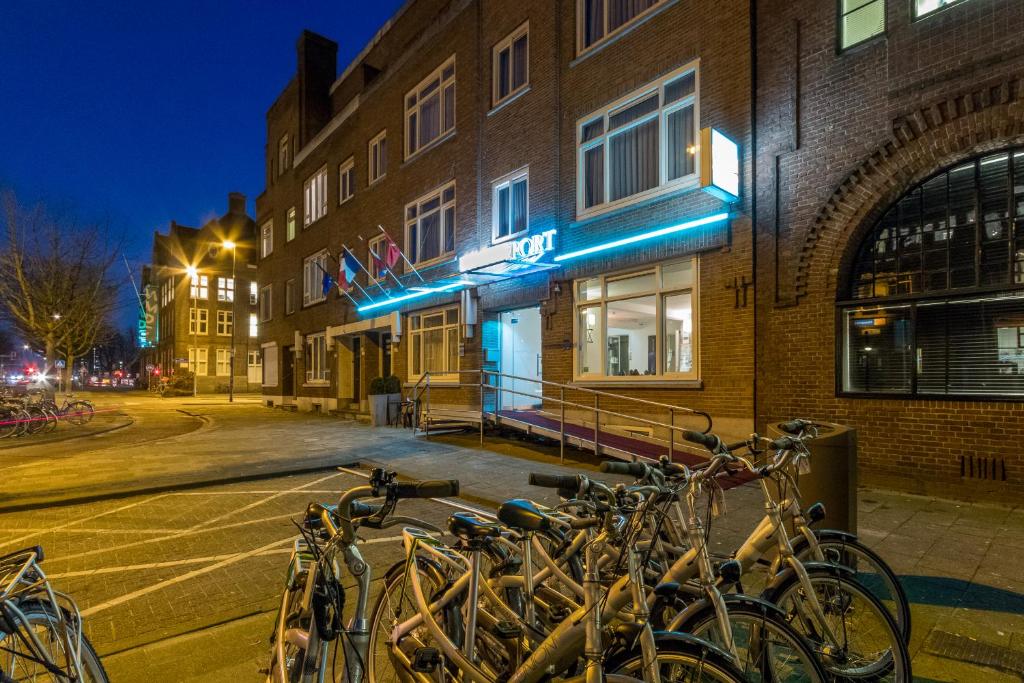 Picture of Port at night